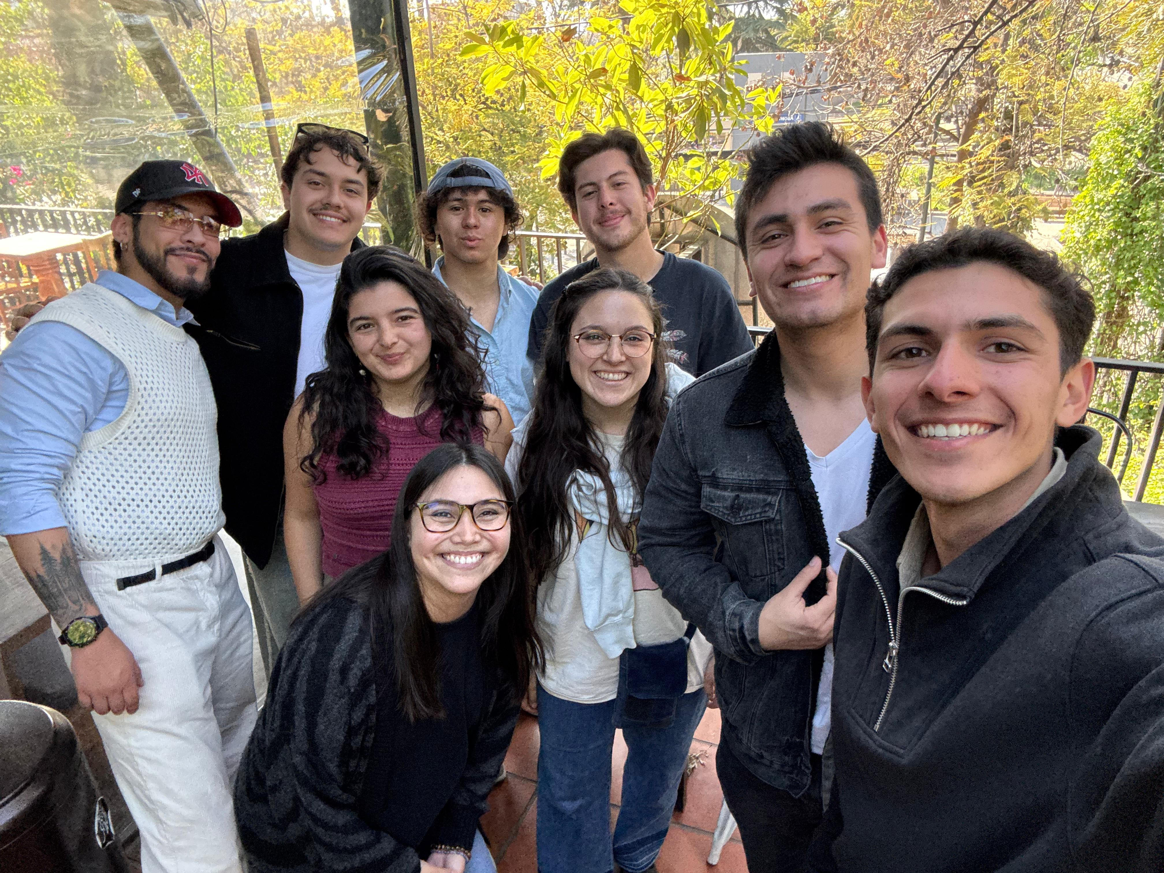 Jóvenes colaborando